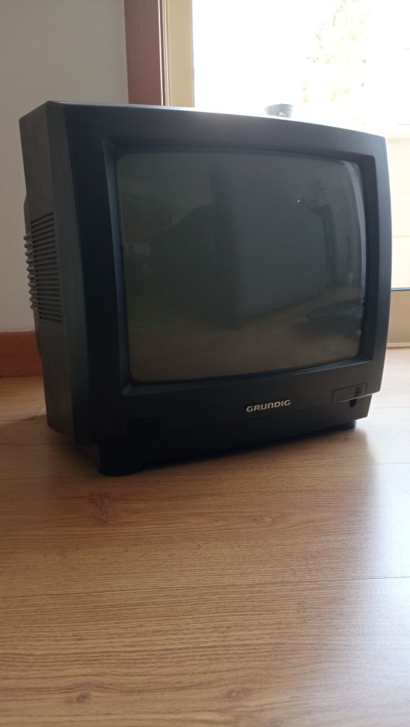 Tv Grundig com suporte e comando