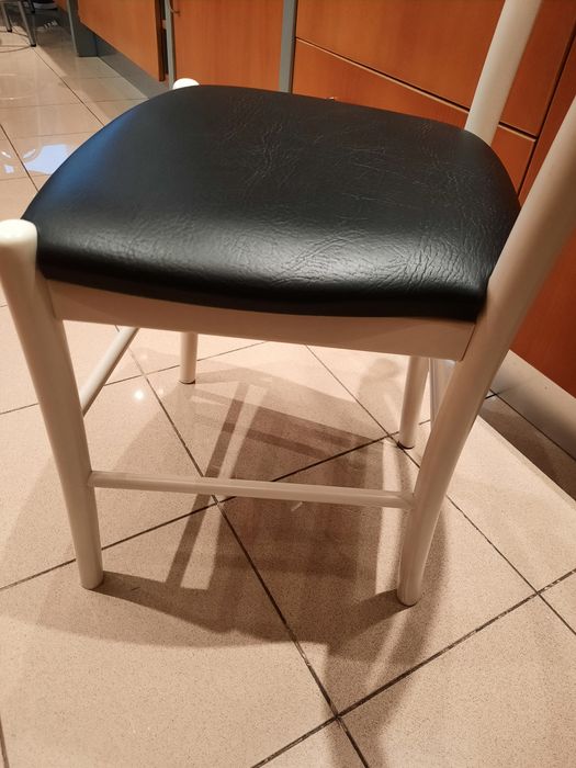 Cadeira branca de cozinha