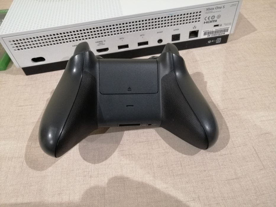 Xbox one s + Assassin's creed