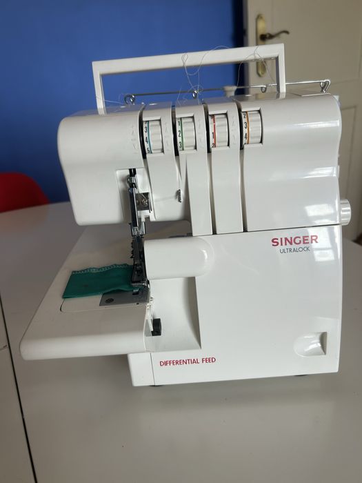 Maquina de costura corta e cose da Singer Nova