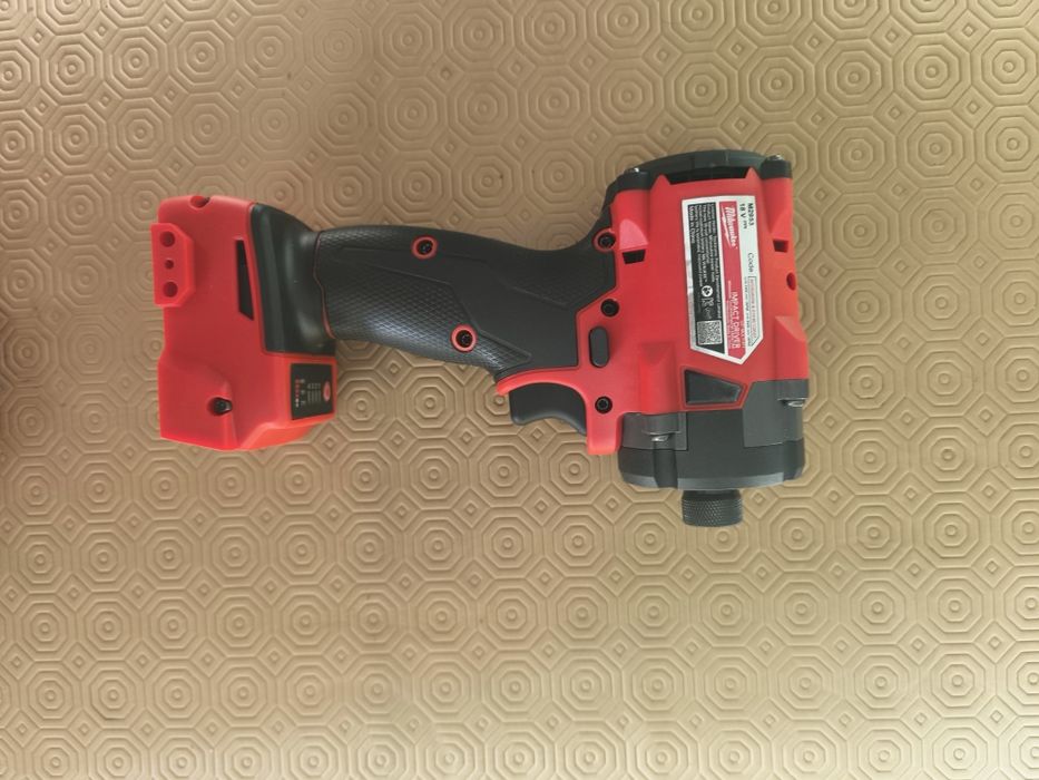 Aparafusadora de impacto Milwaukee + bateria 9Ah