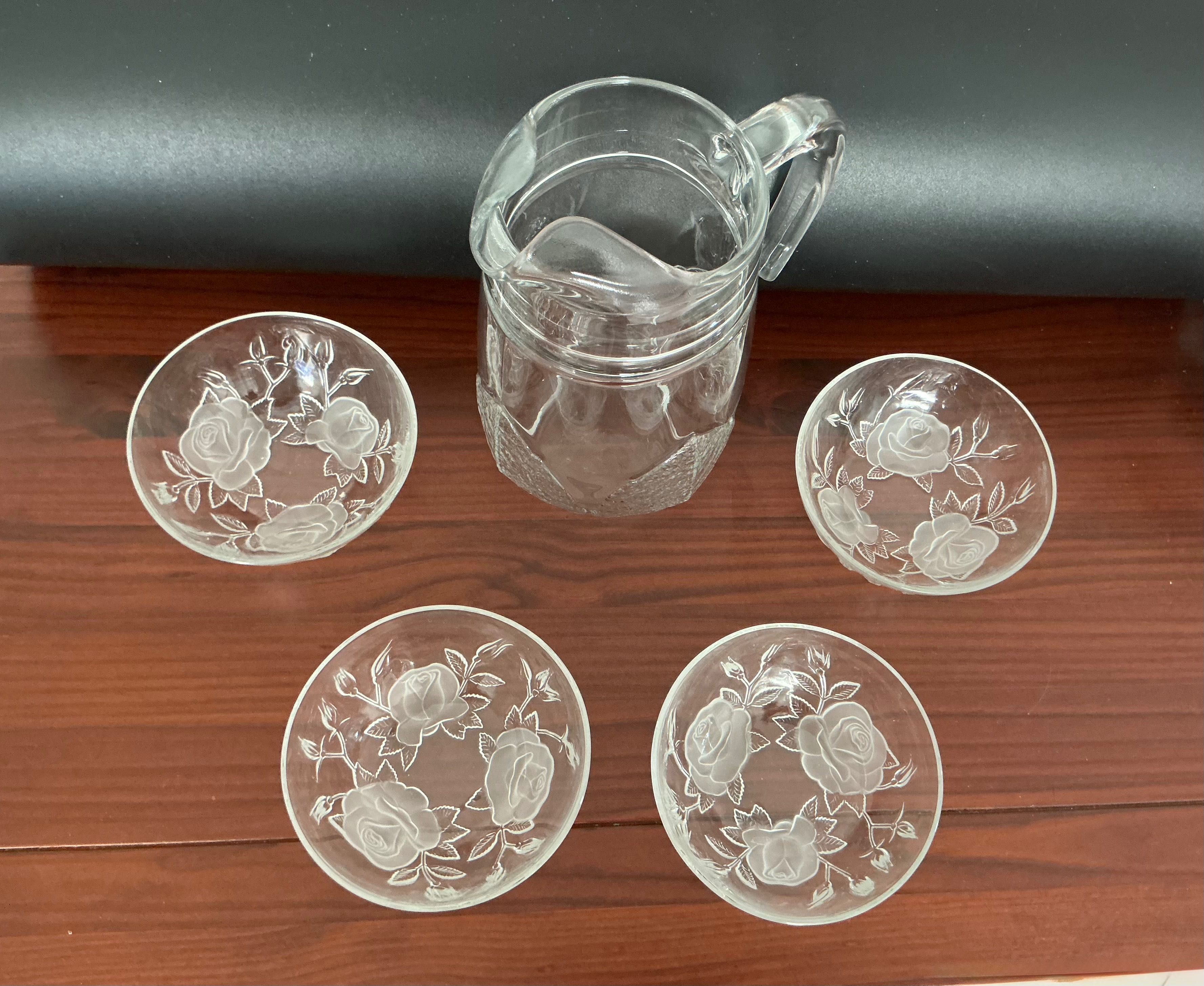 Kit com Linda Jarra francesa + 04 taças de sobremesa em relevo