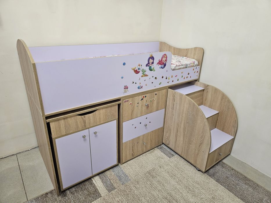 Функціональне дитяче ліжко-чердак зі столом, тумбою та  сходами.