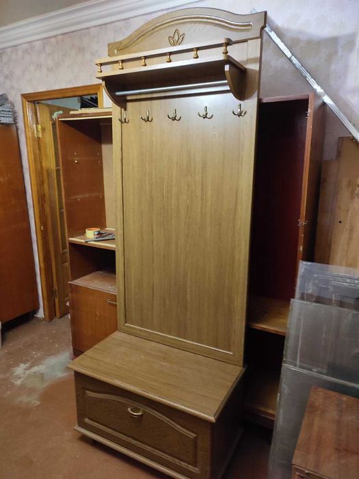 Вішалка з тумбою