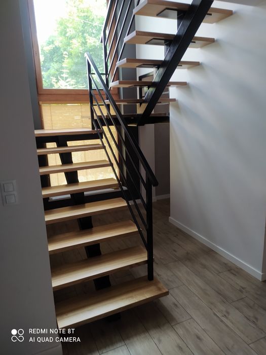 Schody drewniane na metalowej konstrukcji nowoczesne loft