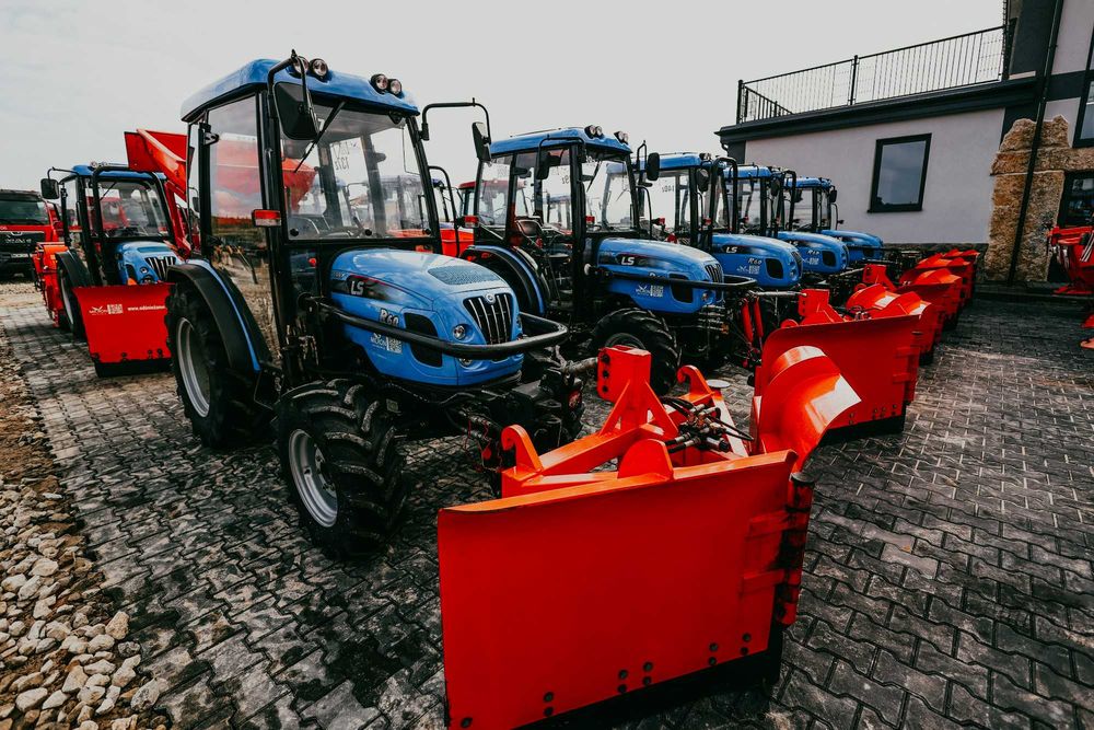 Wynajem ciągników do odśnieżania/ Traktory z pługiem i posypywarką