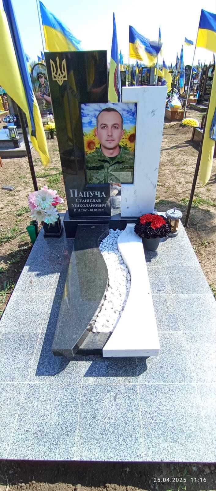 Пам'ятники військовим,прибирання могил