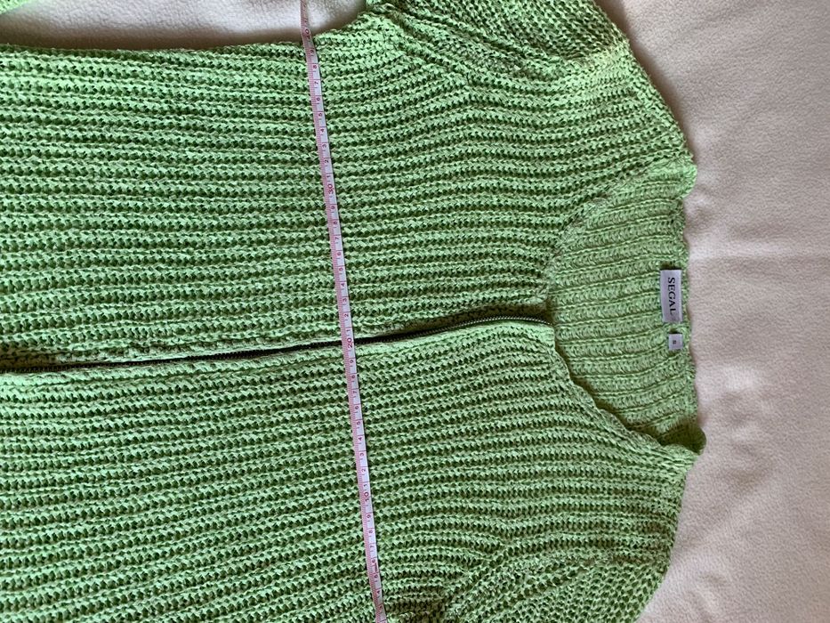 Seledynowy sweterek z długim rękawkiem zapinany na suwak rozmiar S