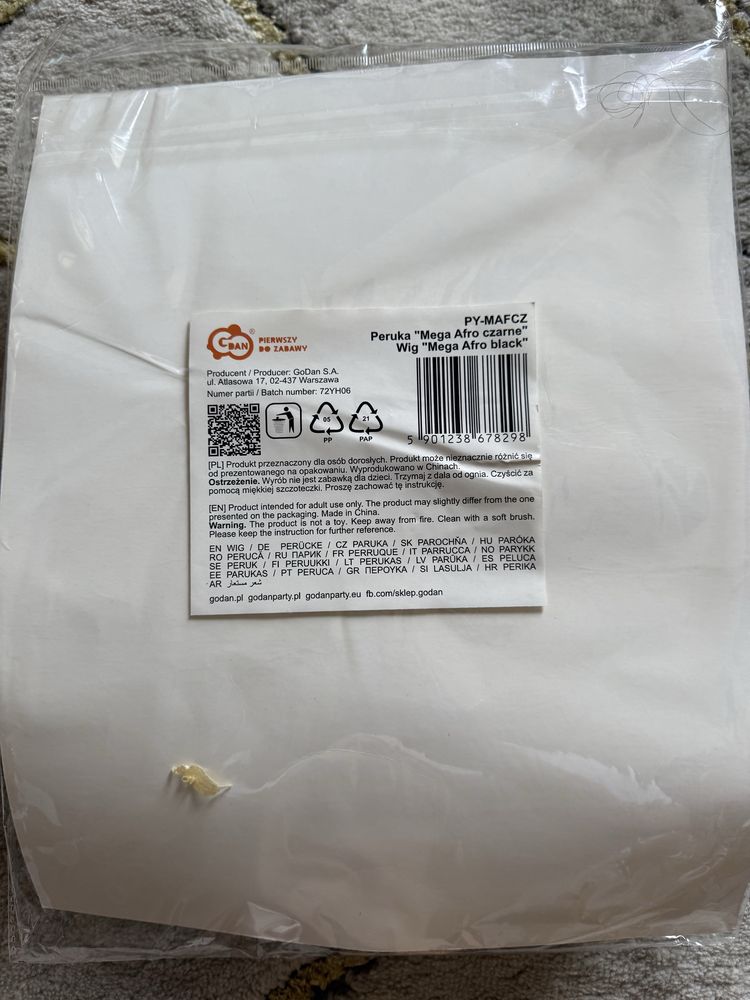 Peruki afro i długie blond włosy