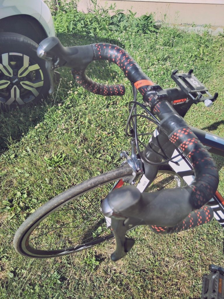 Rower szosowy CUBE ATTAIN RACE