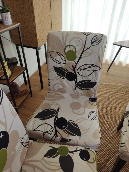 Cadeiras IKEA com mesa de jantar extensível