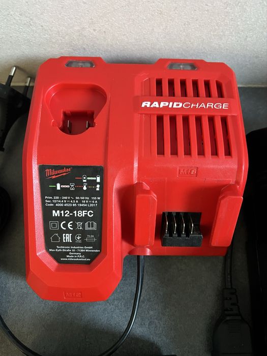 Зарядки, зарядні пристрої Bosch Мілвауке Макіта