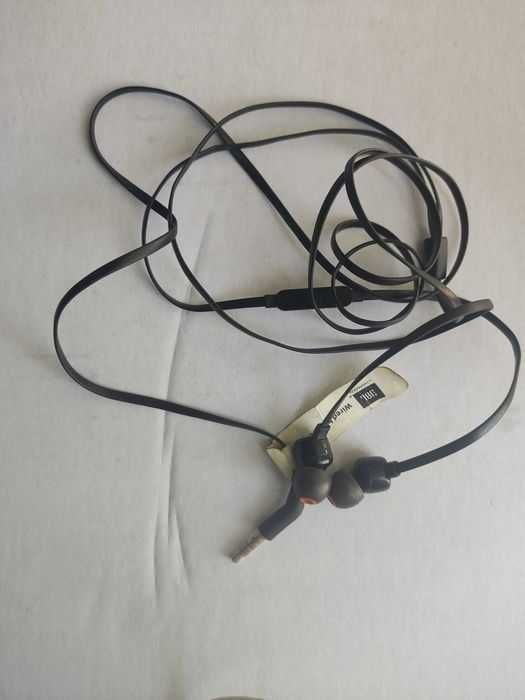 Продам наушники JBL180