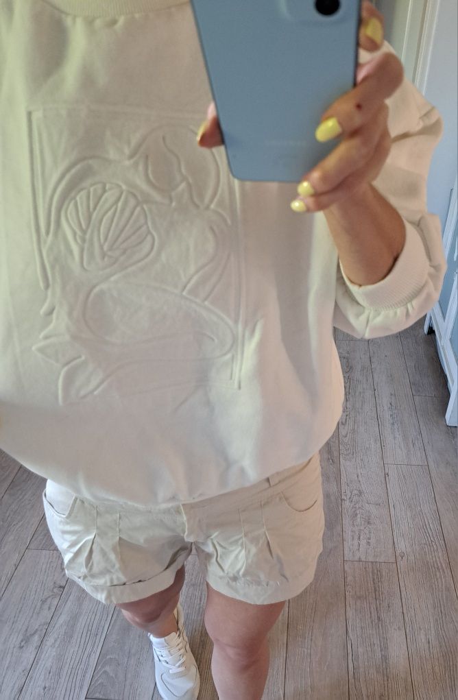 Bluza reserved biała z wytlaczaną aplikacją