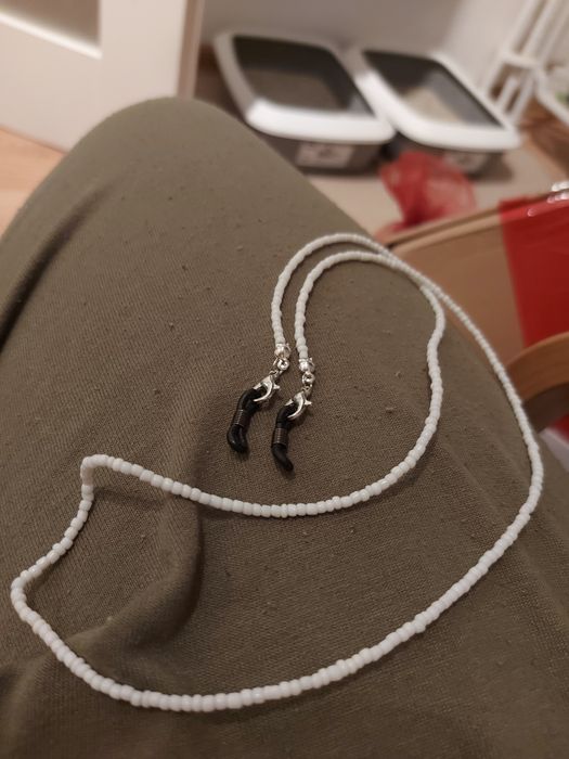 własnoręcznie wykonany biały sznurek do okularów sznureczka łańcuszek