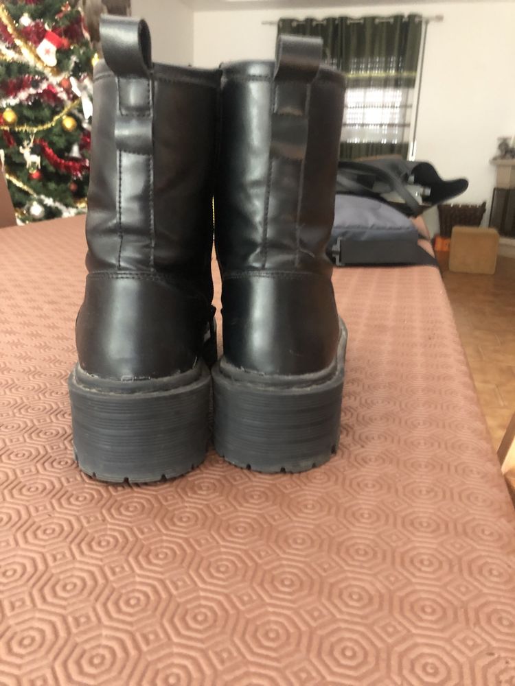 botas pretas de pele