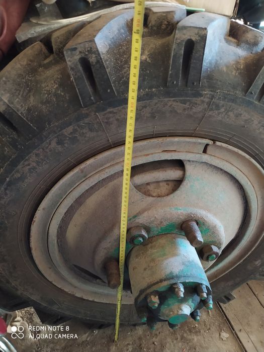 Трактор з плугом та культиватором