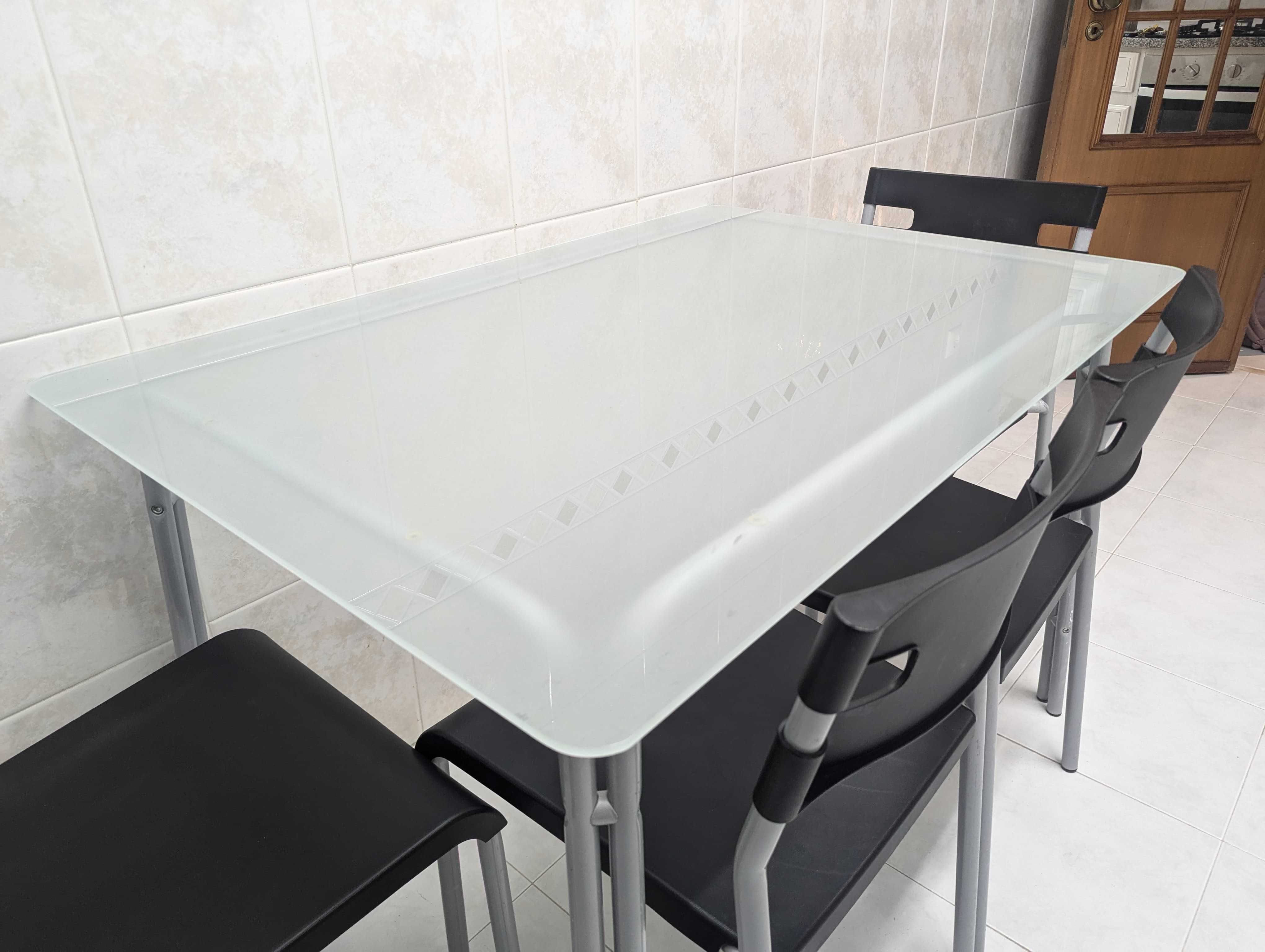 Mesa de refeição e 4 cadeiras