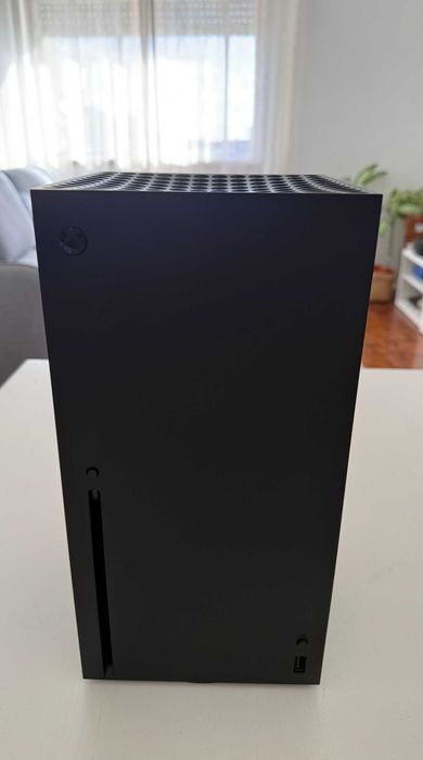 Xbox Series X 1TB – Excelente estado + caixa e acessórios originais