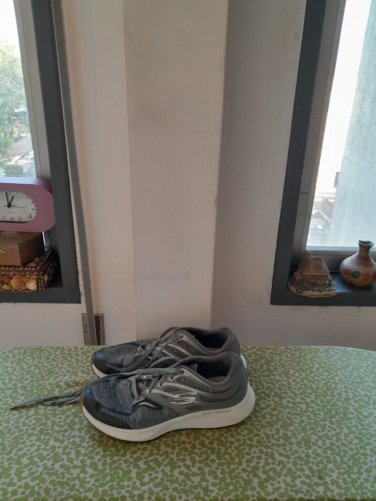 Vendo Sapatilhas de Senhora SKECHERS muito bonitas como novas