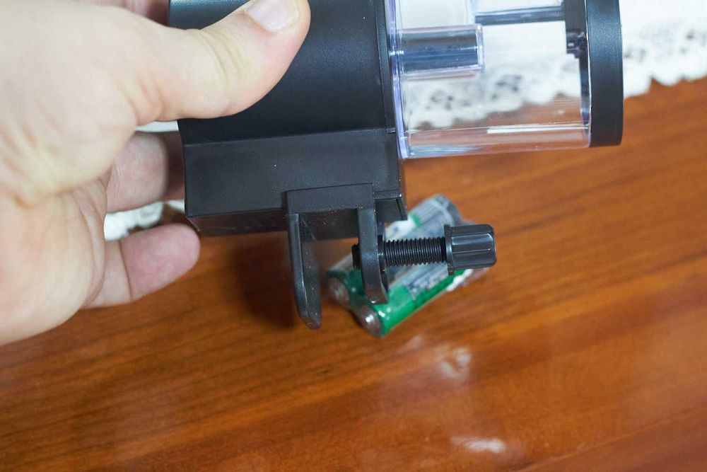 Alimentador de peixes automatico
