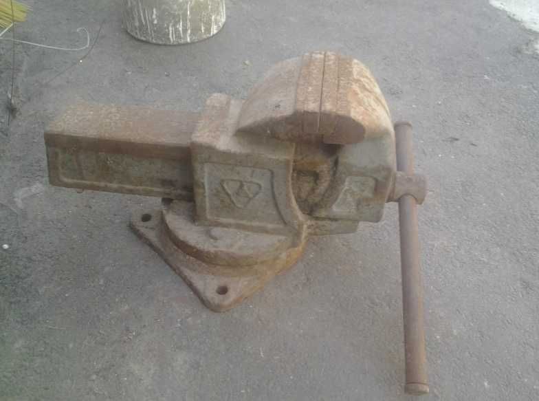 Тиски большие хорошие ещё советские