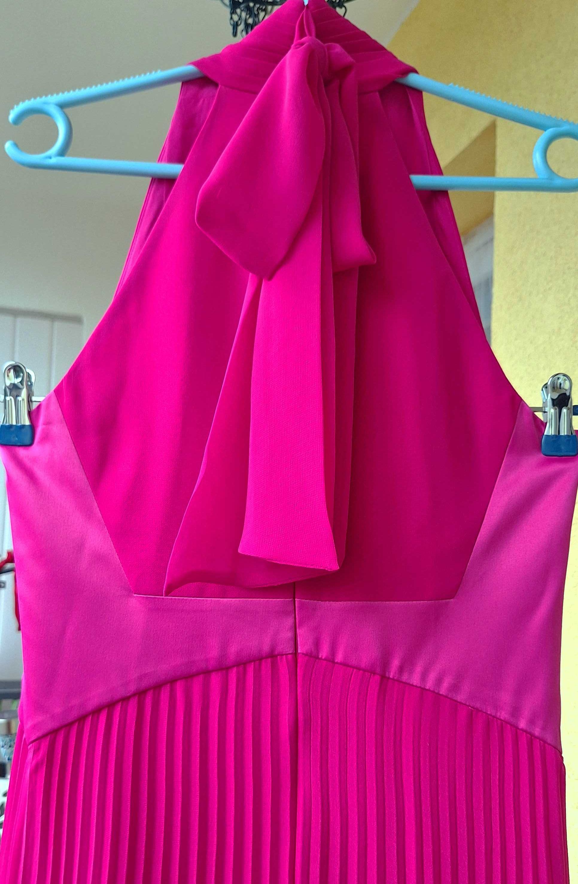 Elegancka zwiewna plisowana suknia w kolorze fuksji Coast