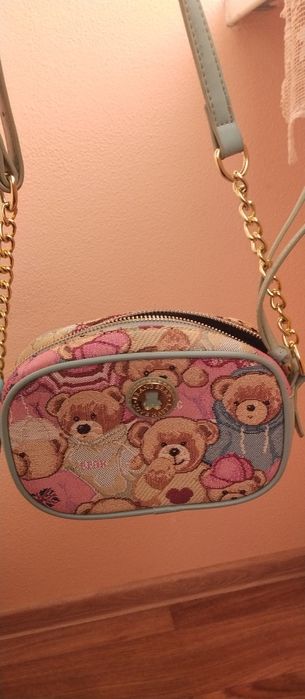 Сумка-кроссбоди с принтом плюшевых мишек.