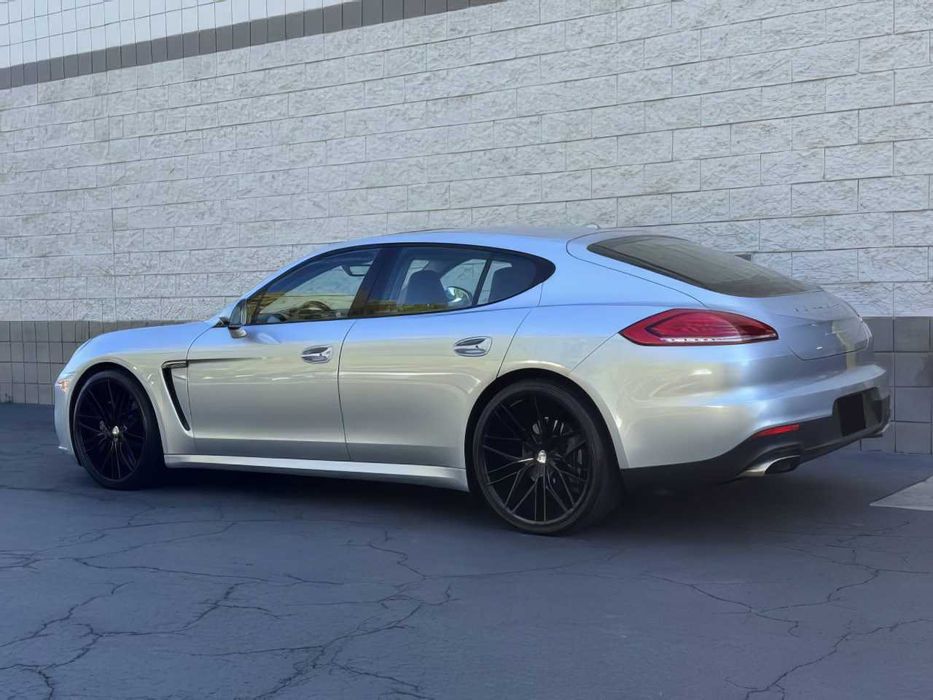 Porsche Panamera      2016