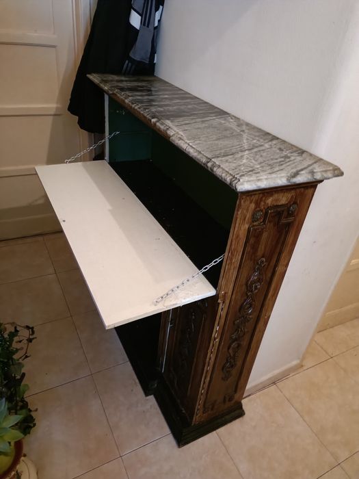 Móvel bar em madeira com tampo em pedra