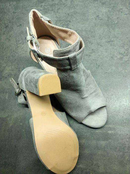 Zamszowe półbuty na słupku, szare. rozmiar 40.  Nowe.