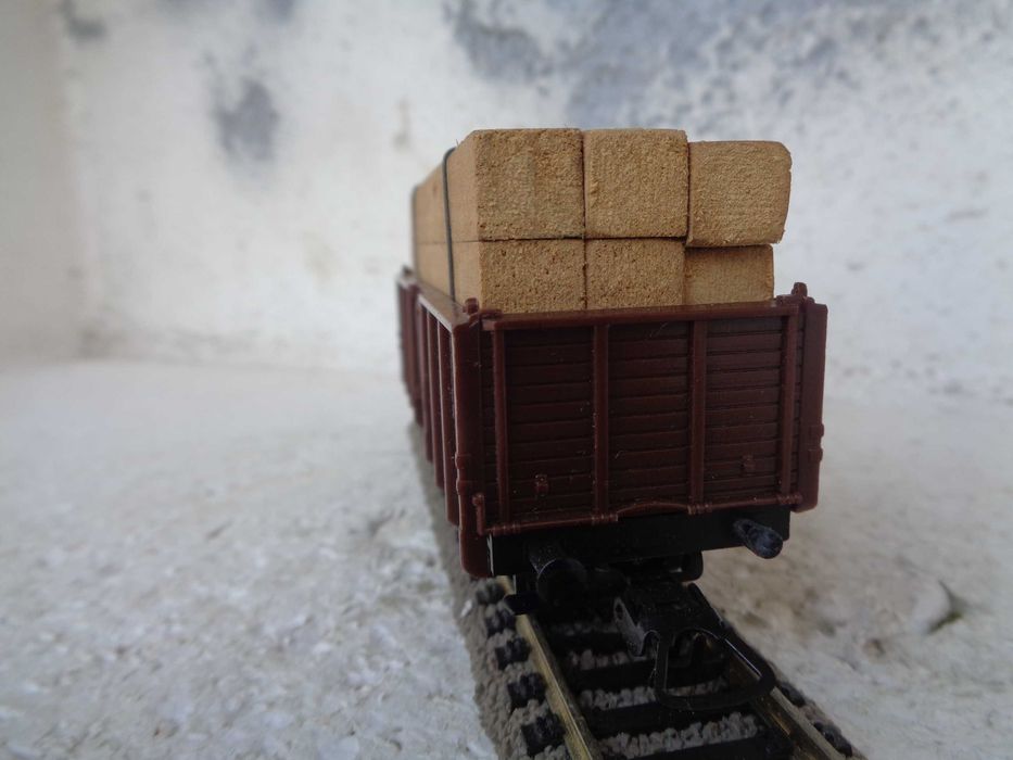 1:87 PIKO Vagão de mercadorias com carga em madeira