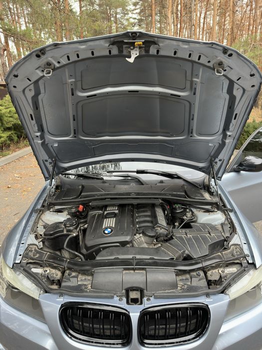 Продам BMW e90 рестайлинг 328i 3л бензин 2010 год