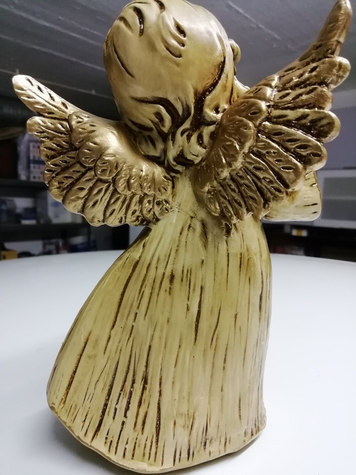 Anjo decorativo em louça dourado pintado à mão