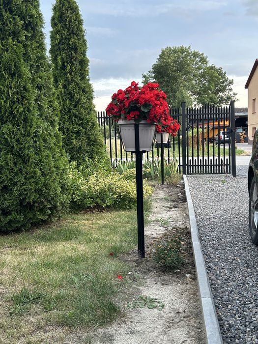 Nowoczesny kwietnik wbijany w ziemie na kwiaty