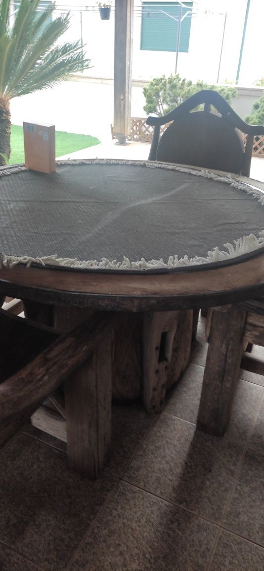 Mesa e quatro cadeiras (ACEITO OFERTAS)