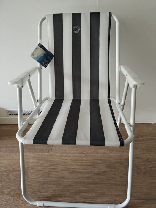 Krzesło i leżak turystyczny .