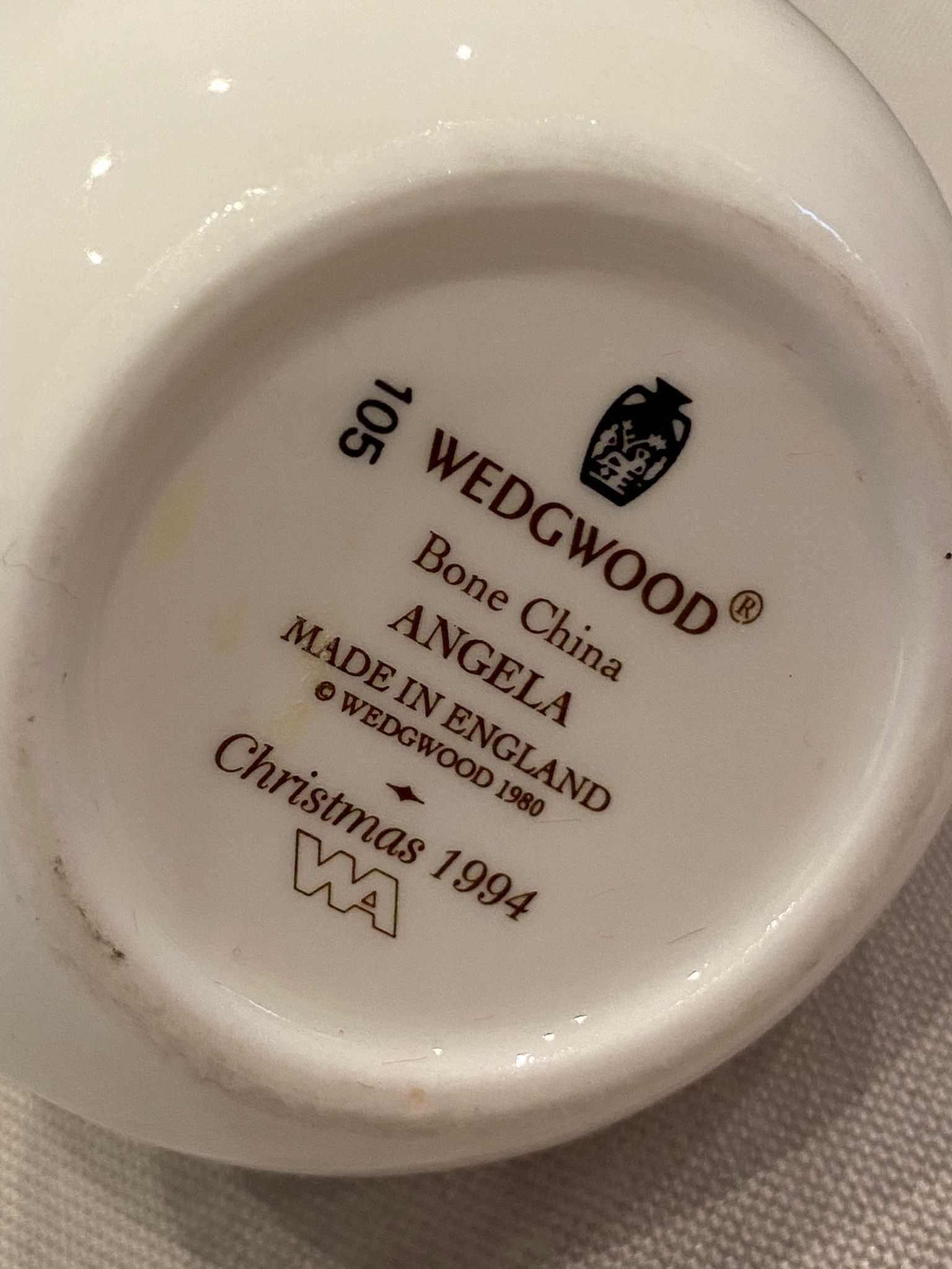 Zestaw wazoników 3 sztuki, angielska porcelana kostna Wedgwood.