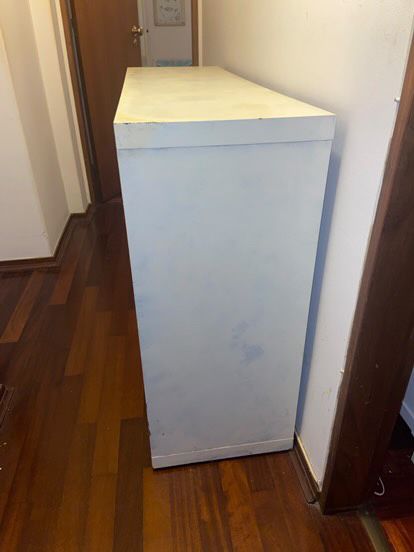 Cómoda branca com gavetas e portas