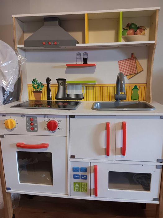 Cozinha com variados Artigos e  Casa de Bonecas com acessórios