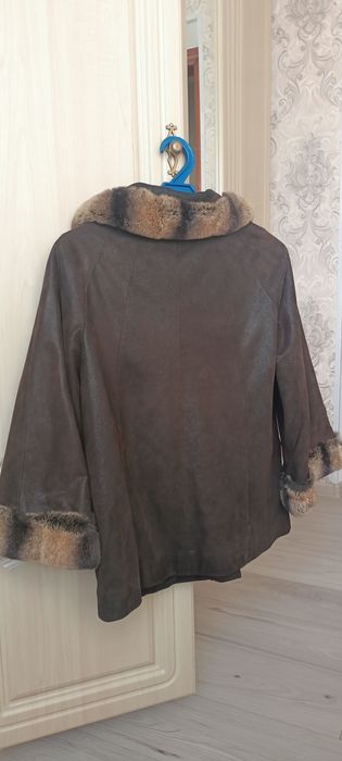 Шкіряне пальто з натуральним хутром.