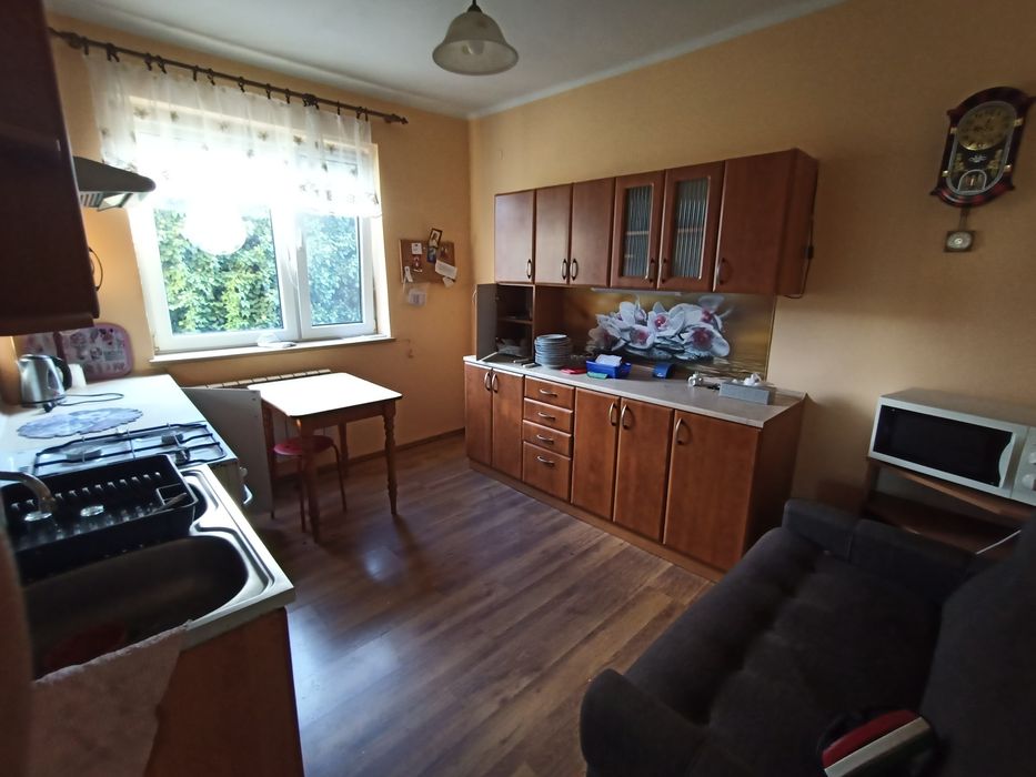 Dom piętrowy z duża piwnicą, strychem i wolnostojącym garażem
