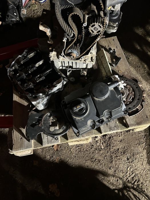 Na części silnik 1.4 tdi BMS pompowtryski glowica pokrywa zaworów itp