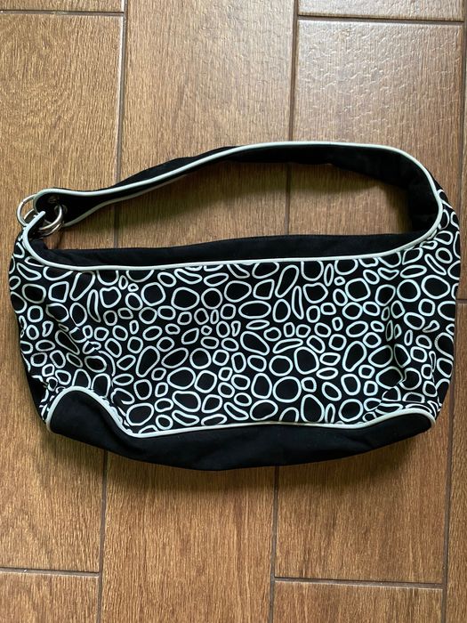 черная сумка на плечо