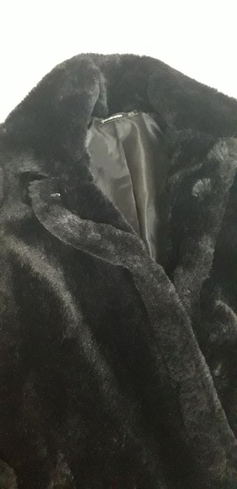 Casaco de pêlo preto de senhora