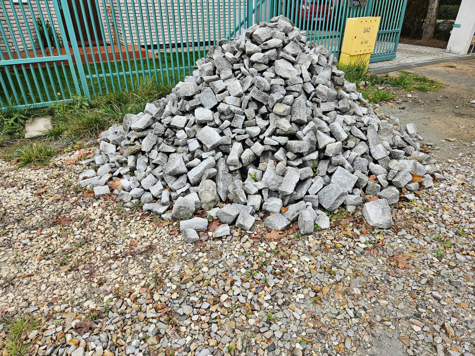 Kostka granitowa brukowa nieregularna (różne rozmiary)