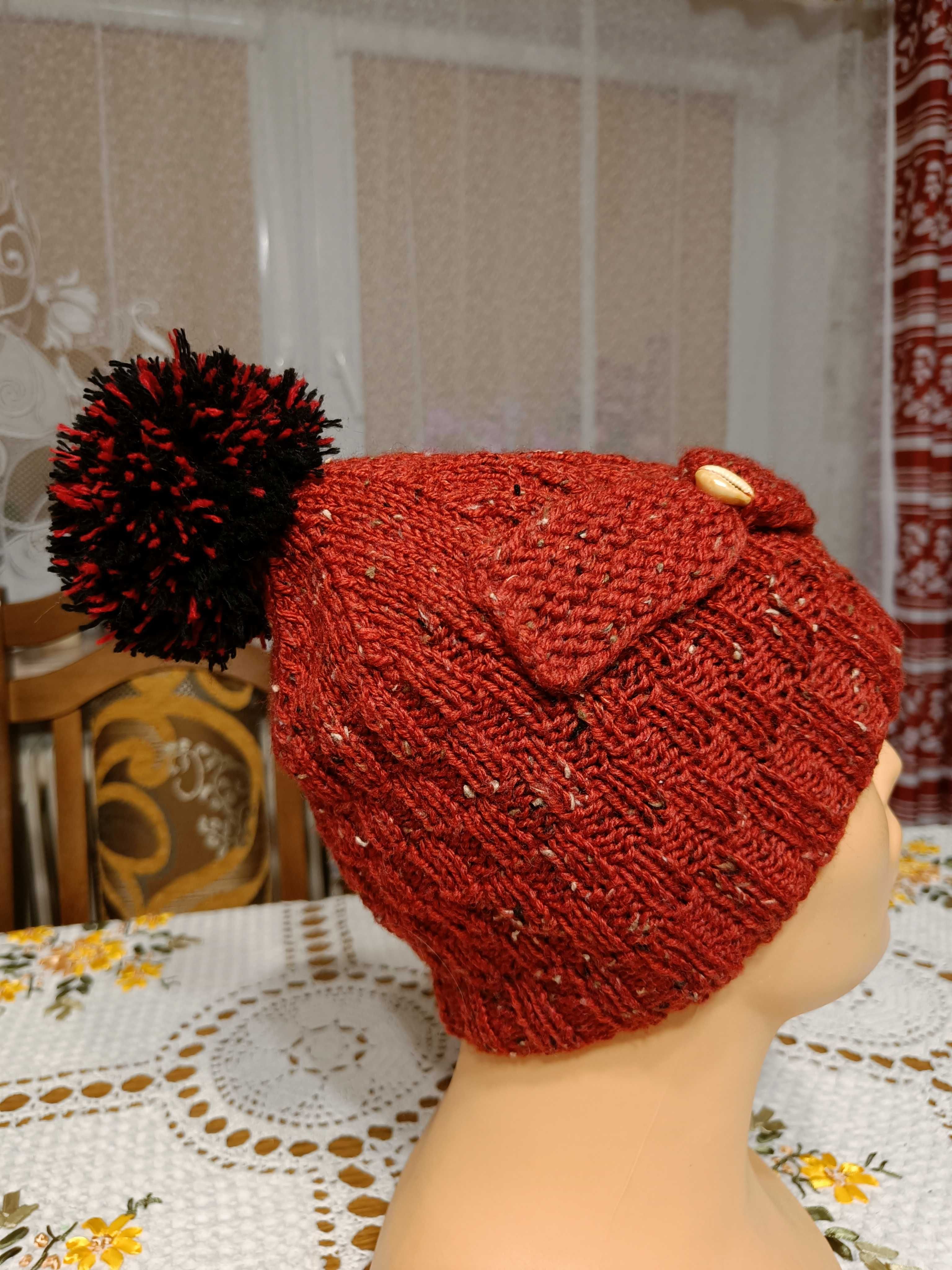Śliczna czerwona czapka z kokardą i pomponem, obwód 48