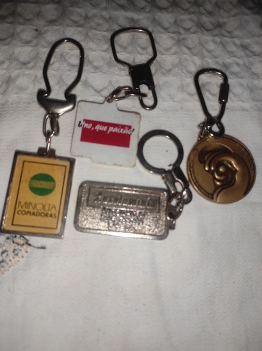 Porta Chaves Antigos e Mini Caixa de Fósforos da Malboro.