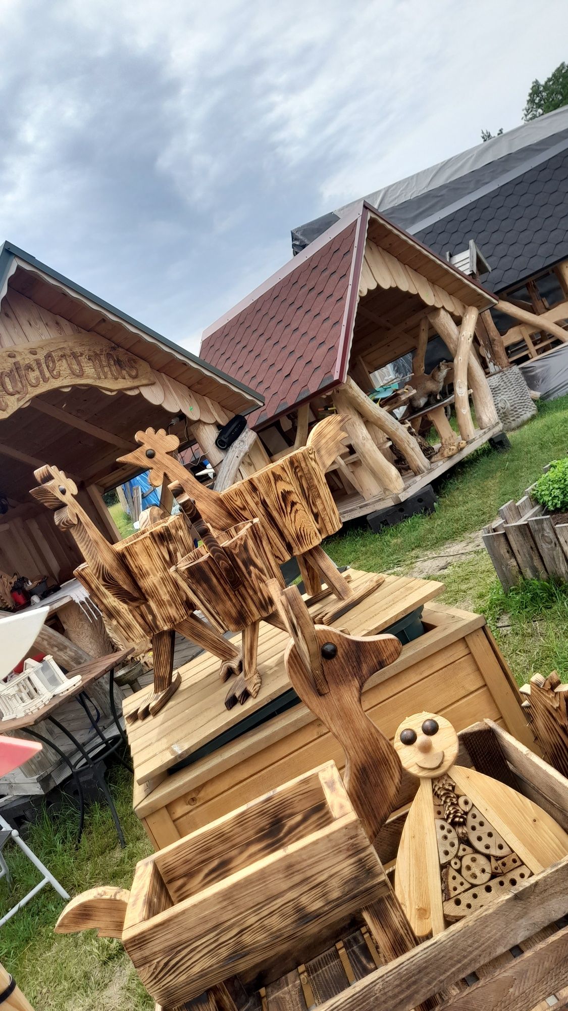 Kura kwietnik drewniany , ozdoba ogrodowa.
