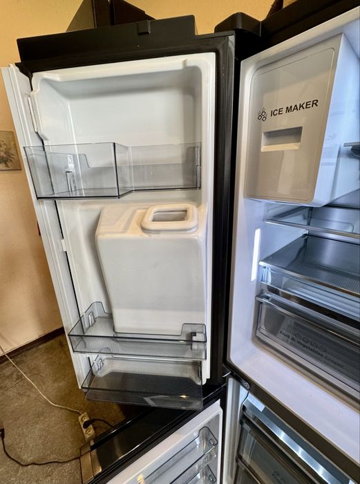 Czarna chłodziarko zamrażarka Hisense RQ760N4AFF. Side by side.